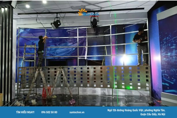 Suntech thi công màn hình LED cong dẻo tại trường quay (ảnh: Suntech)